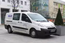 Citroen Jumpy der Firma  H&H  steht in Fulda auf dem Uni-Platz, Januar 2015