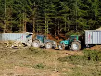VALTRA T203+ und ALTRA8950; kreuzen im Waldgebiet mit ihren Hackgutanhängern aufeinander; 140207