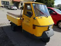 PIAGGIO APE50, im Einsatz für schmackhafte Bienen-Süßigkeit; 140508