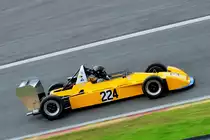 #224 Alan Gape (GB) auf Royale RP27 (1980) Formula Ford 2000, 1975 beim Graf Berghe von Trips Pokal beim ADAC Rce Festival am 20.7.2014. Mitgezogen und schräg in Szene gesetzt um Dynamik auszudrücken!