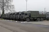 Militärfahrzeuge CH von Walter Ruetsch
Das letzte von der Nutzfahrzeugfabrik SAURER hergestellte Fahrzeug war ein Armeelastwagen vom Typ 10 DM. Er wurde am 27. Februar 1986 an die Gruppe für Rüstungsdienste abgeliefert. Zur Zeit werden diese SAURER-Lastwagen laufend durch neue Fahrzeuge der Marke IVECO ersetzt. 10 DM SAURER-Parade in Oensingen aufgenommen am 21. Januar 2015.
Foto: Walter Ruetsch 