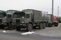 Militärfahrzeuge CH von Walter Ruetsch
Das letzte von der Nutzfahrzeugfabrik SAURER hergestellte Fahrzeug war ein Armeelastwagen vom Typ 10 DM. Er wurde am 27. Februar 1986 an die Gruppe für Rüstungsdienste abgeliefert. Zur Zeit werden diese SAURER-Lastwagen laufend durch neue Fahrzeuge der Marke IVECO ersetzt. SAURER 10 DM mit Anhänger in Oensingen aufgenommmen am 21. Januar 2015.
Foto: Walter Ruetsch 