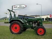 Hela Traktor dient in Schweich als Wegweiser (15.05.20011)