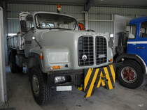 Grauer Oldtimer Saurer abgestellt in Lyssach am 10.01.2015