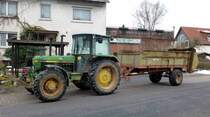 John Deere 2250 mit Bergmann-Miststreuer, gesehen im Februar 2015 in 36100 Petersberg-Marbach