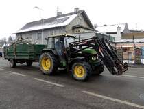 John-Deere transportiert am mitgeführten Einachshänger eine Menge an Gerümpel(Schrott); 150206