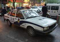 In der Altstadt von Xian ein Streifenwagen der Chinesischen Polizei. Natürlich ein Deutscher VW Santana. Gesehen am 22.10. 2014.