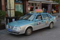 Vor den Toren der Altstadt von Zou Zhujang wartet ein Taxi VW Santana Vista.  Gesehen am 28.10.2014. 