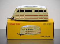 Nostalgie: seit einiger Zeit gibt es in Frankreich Modelle der Firma ATLAS, die aus alten Formen von DINKY/MECCANO hergestellt werden - in China. Sehr schön, mit originalgetreuen Schachteln, aber häufig auch sehr teuer. Hier ein Wohnwagen, zuerst erschienen 1959. Fotografiert im Februar 2015.