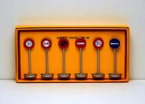 Nostalgie: auch Sets mit Verkehrsschildern gehören zur Replica-Serie der Firma ATLS, die aus alten Formen von DINKY/MECCANO hergestellt werden - in China. Fotografiert im Februar 2015.