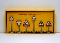 Nostalgie: auch Verkehrsschilder gehören zur Replica-Serie der Firma ATLAS, die aus alten Formen von DINKY/MECCANO hergestellt werden - in China. Die Sprünge im Maßstab bei dieser Packung sind schon skurril... Fotografiert im Februar 2015. 