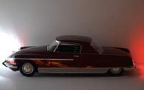 Ein etwas zweifelhaftes Feature der ansonsten großartigen Miniatur des Citroen DS  Coupé Le Dandy  von der französischen Firma METALL-18 ist die Beleuchtung: bei Druck auf die Motorhaube erstrahlen die Scheinwerfer in viel zu grellem Licht - die Rückstrahler sind ok. Fotografiert im Februar 2015.  