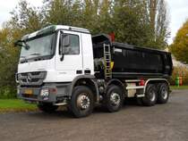 Mercedes-Benz Actros 4144 am 31.10.2010 auf einem Parkplatz in Junglinster (Lux.)