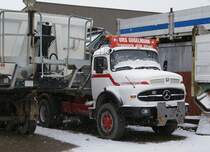 MERCEDES: Eine Rarität ist dieser schöne Mercedes Hauben Kipper, der auch im Jahre 2015 noch ab und zu für Transporte eingesetzt wird. Fotografiert wurde er am 26. Januar 2015 in Wiedlisbach.
Foto: Walter Ruetsch 