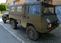 Pinzgauer, zweiachsiger, gelndegngiger LKW aus sterreichischer Produktion, diente als Transportfahrzeug bei der Schweizer Armee, Schweizerisches Militrmuseum Full, Juni 2013