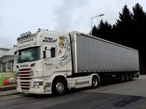 SCANIA-R730 bei einer abschüssigen Straßenkreuzung in Ried; 150225