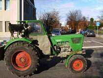 Deutz D6006 Deluxe mit stolzem Hund am Bord. Aufgenommen am 12. April 2008 in Wetzikon, Kanton Zürich, Schweiz