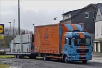 . MAN Hängerzug wartet auf einem Parkplatz auf seinen Fahrer.  01.03.2015