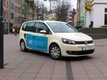 VW Touran von Taxi-Stock steht vor dem Fuldaer Bahnhof, März 2015