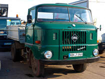IFA W50 Pritschenkipper gesehen auf einem frei zugänglichen Gelände einer LKW-Werkstatt Nordhausen 07.03.2015