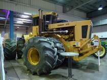 Cameco 805 beim Autojumble in Luxemburg am 08.03.2015.
Baujahr 1995, Leistung 650 PS, Hubraum 18.751 cm³, Gewicht 32 to., Tankinhalt 2.200 Liter. Wenn ich den französischen Text richtig gelesen habe existieren von diesem Teil nur drei auf der Welt. Einer in den USA, einer in Australien und einer in Luxembourg.