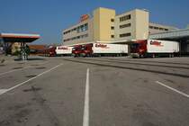 Volvo FH 12. Das war wohl ein riesengrosser Auftrag f�r Volvo von der Firma Galliker aus der Schweiz. Foto bei COOP in Pratteln (Baselland) vom 8.4.2007