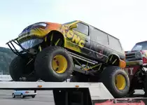 Monstertruck mit der Karosserie eines Chrysler Voyager, aufgenommen am 18.06.2013 in Trier