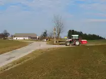 STEYR-975 mit Heckschaufel, passiert im unteren Mühlviertel einen Bildstock; 150310