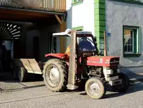 MF-Super, mit angebautem Mähbalken und älterem Eigenbauhänger; 150321