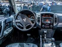 Innenraum des Mitsubishi Pajero, gesehen auf dem Autosalon Genf, März 2015.