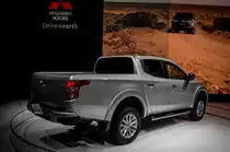 Heck des neuen Mitsubishi L200 (Modelljahr ab 2015), gesehen auf dem Autosalon Genf, März 2015.