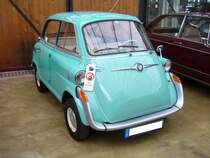 BMW 600. 1957 - 1959. Beim 600´er handelt es sich um einen aus der Isetta entwickelten Viersitzer mit nur einer hinteren Seitentür auf der rechten Fahrzeugseite. Im Fahrzeugheck ist der aus dem BMW 600 Motorrad bekannte 2-Zylinderboxermotor mit 582 cm³ Hubraum und 19,5 PS verbaut. Von diesem Modell verkaufte BMW während der dreijährigen Produktionszeit 34.318 Einheiten zum Preis von DM 3985,00. Classic Remise Düsseldorf am 03.04.2015.