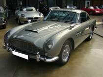 Aston Martin DB5. 1963 - 1965. Der DB5 ist im Grunde ein DB4, bei dem der Hubraum des 6-Zylinderreihenmotors auf 3995 cm³ aufgebohrt wurde. Somit leistet der DB5 285 PS und verleiht dem Wagen eine Höchstgeschwindigkeit von 230 km/h. Classic Remise Düsseldorf am 03.04.2015.