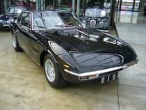 Lamborghini Islero. 1968 - 1969. Hier wurde einer von 150 produzierten Islero abgelichtet. Der V12-motor leistet mit 3.9l Hubraum leistet 340 PS. Von 1969 - 1970 wurden noch 100 modifizierte Islero S produziert, deren Motorleistung um 10 PS angehoben wurde. Classic Remise Düsseldorf am 03.04.2015.