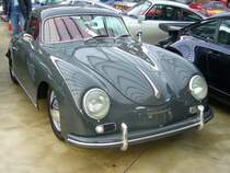 Porsche 356 A 1600 Super Coupe. 09.1955 - 08.1959. Der im Heck verbaute 4-Zylinderboxermotor leistet 75 PS aus 1582 cm³ Hubraum und beschleunigt den Wagen auf 175 km/h Höchstgeschwindigkeit. Für ein solches Coupe waren bei seiner Markteinführung DM 13800,00 auf die Theke des Porsche-Händlers zu legen. Classic Remise Düsseldorf am 03.04.2015.