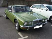 Daimler Sovereign XJ6 MKI. 1969 - 1973. Der Daimler Sovereign ist technisch das gleiche Auto wie der Jaguar XJ6. Er hebt sich nur durch den Kühlergrill und eine luxuriösere Innenausstattung von seinem  Bruder  aus Coventry ab. Der Kunde konnte wahlweise den 2.8l oder 4.2l 6-Zylinderreihenmotor ordern. Besucherparkplatz der Düsseldorfer Classic Remise am 03.04.2015.
