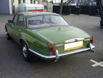 Heckansicht eines Daimler Sovereign XJ6 MKI. 1969 - 1973. Besucherparkplatz der Düsseldorfer Classic Remise am 03.04.2015.