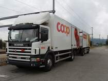 Coop Bern, Anh�ngerzug Scania 114 340Ps Jg 2002 (Int.nr.52)
K�hlaufbau von Frech+Hoch Sissach (Schweiz)
Foto: August 2005, Bahnhofplatz Lengnau bei Biel (Schweiz)