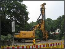 D�sseldorf, U-Bahn-Projekt Wehrhahnlinie, k�nftiger Haltepunkt Graf-Adolf-Platz, 30.05.2008: Ein ABI-Rammger�t mit einem Sennebogen-Bagger als Tr�gerfahrzeug.