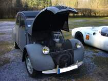 Citroen 2CV. 1949 - 1990. Diese deux chevaux des Modelljahres 1958 war am 05.04.2015 beim Oldtimertreffen am Schwarzwaldhaus im Neandertal zu bestaunen.