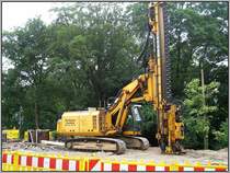 D�sseldorf, U-Bahn-Projekt Wehrhahnlinie, k�nftiger Haltepunkt Graf-Adolf-Platz, 30.05.2008: Ein ABI-Rammger�t mit einem Sennebogen-Bagger als Tr�gerfahrzeug.