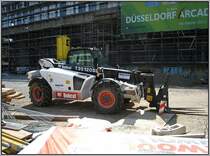 Hier mal ein Teleskoplader von Bobcat, Typ 35 120SL, aufgenommen am 01.06.2008 in Dsseldorf auf der Baustelle der  Dsseldorf Arcaden  beim S-Bahn-Haltepunkt D-Bilk.