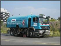 Am 08.06.2008 (ein Sonntag) fanden im Dsseldorfer Medienhafen Asphaltarbeiten statt. Offenbar im Zusammenhang mit diesen Arbeiten stand dieses Straenreinigungsfahrzeug bereit. 