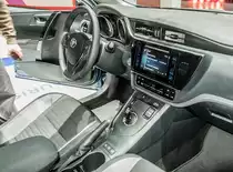 Interieur des Toyota Auris (modellpflege 2015). Sitzprobe auf dem Autosalon Genf, März 2015.