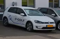 . Vor der Ladestation auf dem Parkplatz, stand am 06.04.2015 dieser VW e-Golf.