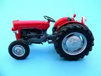 Massey Ferguson 825, Baujahr 1963, von Universal Hobbies in 1:43
