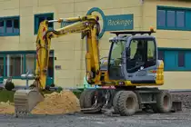 . Radlader New Holland 2.6 wartet an einer Baustelle im Pommerloch  auf seinen Einsatz.  06.04.2015