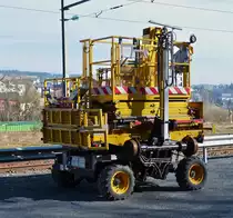 .Diese Zweiwege Hebebühne zur Oberleitungmontage, steht seit einiger Zeit nahe dem Bahnhof in Wiltz.  07.04.2015