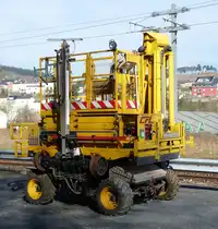 . Diese Zweiwege Hebebühne zur Oberleitungmontage, steht seit einiger Zeit nahe dem Bahnhof in Wiltz.  07.04.2015