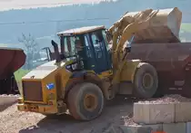 . Caterpillar 950H, aufgenommen w�hrend dem Beladen von Eisenbahnwagen mit Schotter am 09.04.2015.